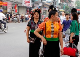Dòng người viếng Lăng Bác trong "ngày vui đại thắng"