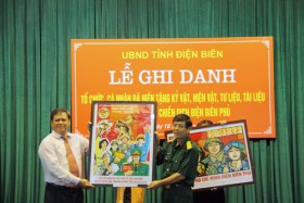Trao tặng kỷ vật về Chiến thắng Điện Biên Phủ