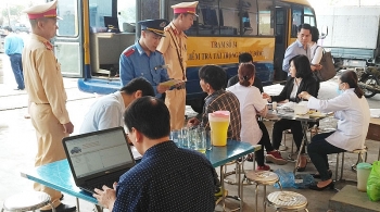 Bị phát hiện dương tính với ma túy, tài xế lao xe vào tổ kiểm tra để bỏ chạy