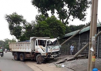 Xe tải đâm gãy cột điện, nhiều người thoát nạn