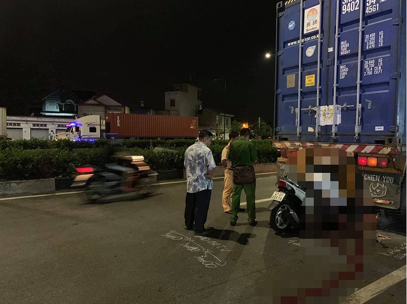 nam thanh nien tu vong dinh chat vao duoi xe container sau va cham