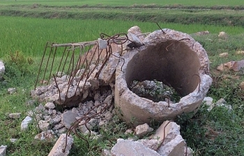3 nam sinh tử vong sau khi đâm vào ống cống ven đường