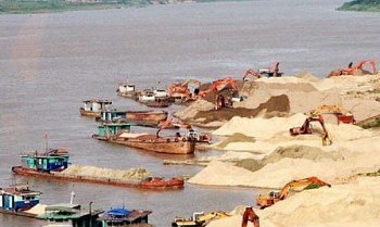 Xe khai thác cát trái phép đâm gãy chân cán bộ xã