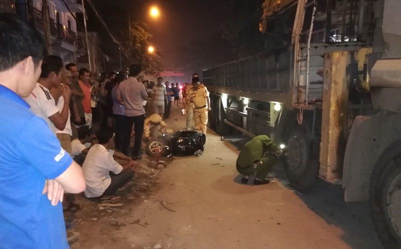 hoa binh nam sinh lop 10 tu vong sau khi dam vao xe cau