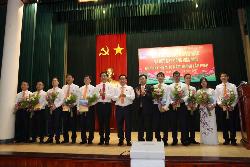 pvep ket nap dang vien moi tai lang chu tich ho chi minh