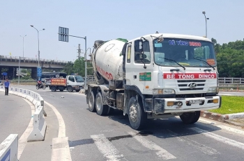 Đâm vào xe trộn bê tông, hai phụ nữ bị thương nặng