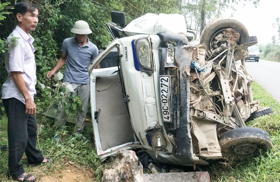 xe tai mat lai lat nghieng ven duong khien 2 me con bi thuong