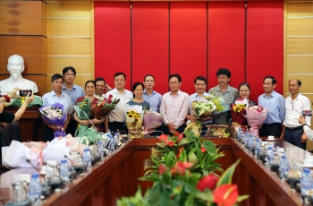 PVN trao quyết định nghỉ chế độ cho các cán bộ, chuyên viên Cơ quan Tập đoàn
