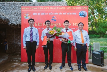 BIENDONG POC kết nạp đảng viên mới tại làng Sen quê Bác