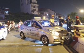 Ngủ gật, tài xế taxi lao xe vào mố cầu Chương Dương