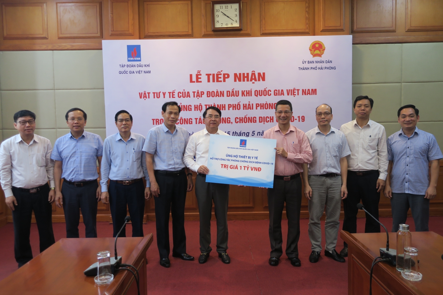 pvn trao tang vat tu y te tri gia 1 ty dong ung ho thanh pho hai phong chong dich benh covid 19