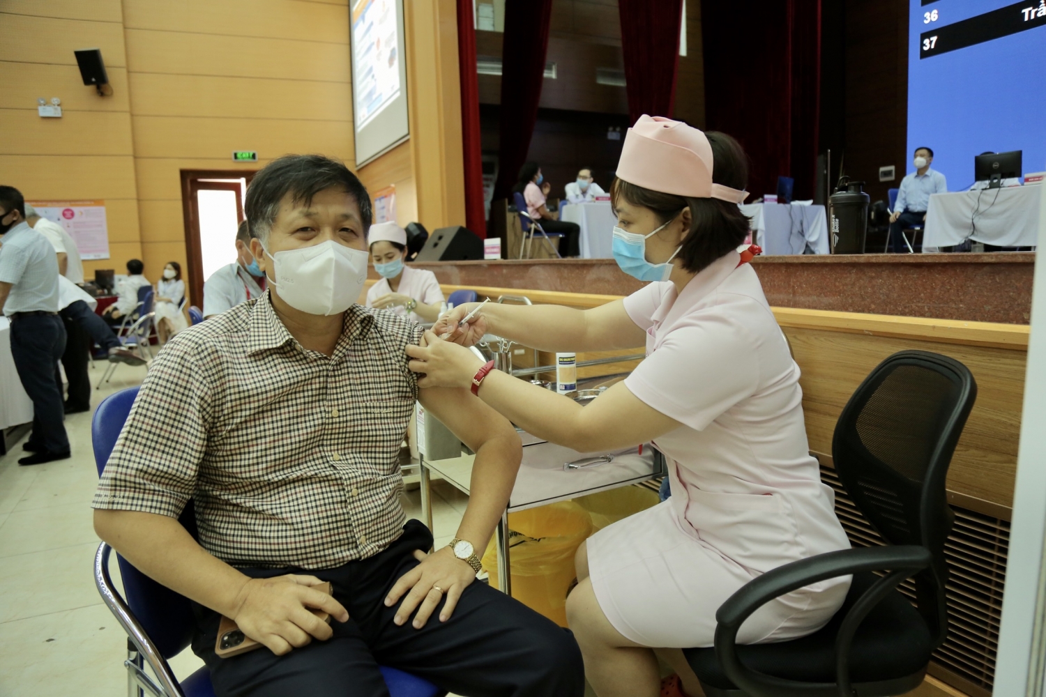 CBCNV Cơ quan Tập đoàn tham gia tiêm vắc xin phòng Covid 19