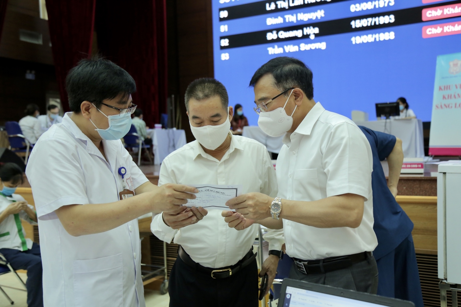CBCNV Cơ quan Tập đoàn tham gia tiêm vắc xin phòng Covid-19