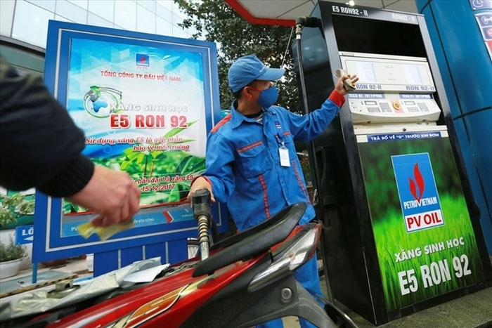 Giá xăng dầu tăng giảm trái chiều vào đầu quý II/2023