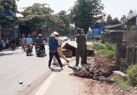 hai cha con thuong vong sau tai nan voi xe tai