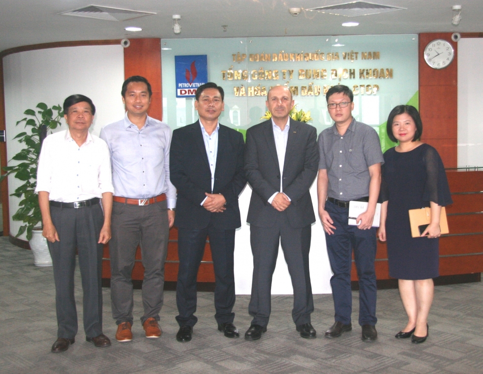 dmc thuc day hop tac voi cong ty schlumberger