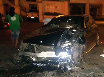 Hà Nội: Xe Mercedes lao vào chân cầu vượt Láng Hạ lúc nửa đêm