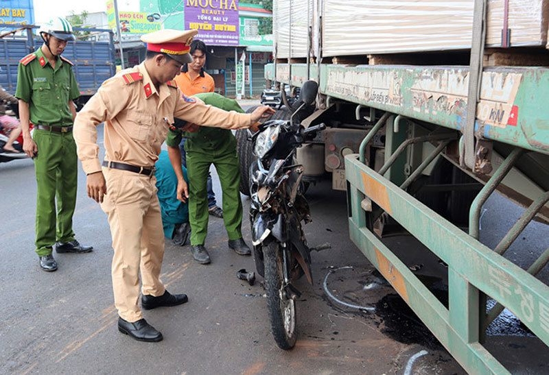 nguoi phu nu thoat chet sau khi bi cuon vao gam xe container
