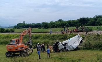 Hà Tĩnh: Xe tải biến dạng sau va chạm với tàu hàng