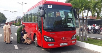 Hai vợ chồng thương vong sau va chạm với xe khách