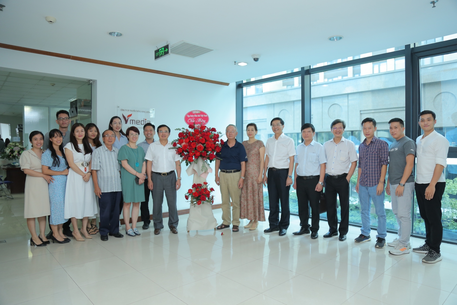 Chủ tịch HĐTV Petrovietnam Hoàng Quốc Vượng cùng tập thể cán bộ truyền thông Công ty Năng lượng Việt và Thời Mới