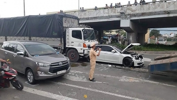 Đâm nhau liên hoàn giữa 4 ô tô, giao thông ùn tắc kéo dài