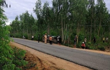 Xe chở gỗ lậu đâm thẳng vào xe CSGT, hất văng một chiến sĩ đang làm nhiệm vụ
