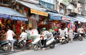Nhộn nhịp sắm đồ cho người cõi âm