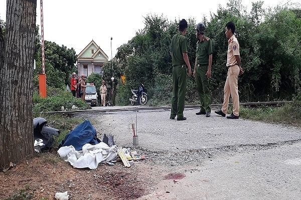 Đeo tai nghe dừng bên đường ray, nam sinh bị tàu hỏa đâm tử vong