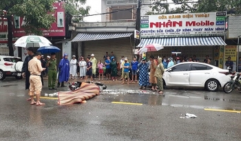 Ngã ra đường sau khi đâm vào cửa ô tô đang mở, người phụ nữ tử vong thương tâm