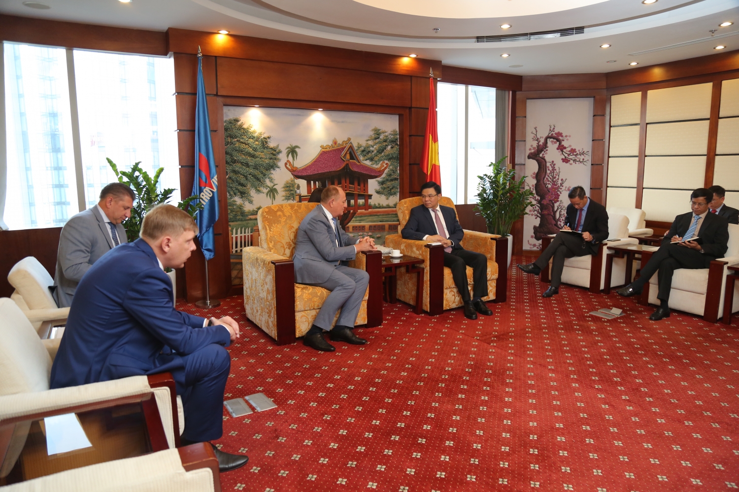 tong giam doc petrovietnam le manh hung tiep pho chu tich dieu hanh gazprom
