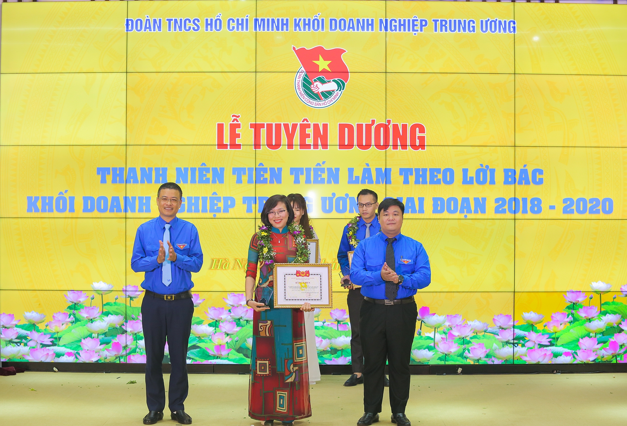 4-doan-vien-dau-khi-duoc-tuyen-duong-thanh-nien-tien-tien-lam-theo-loi-bac-4