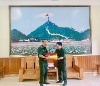 Hội CCB PVEP đón nhận lá cờ Tổ quốc được treo tại Cột cờ Lũng Cú