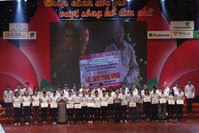 Tặng 40 suất học bổng cho tân sinh viên có hoàn cảnh khó khăn