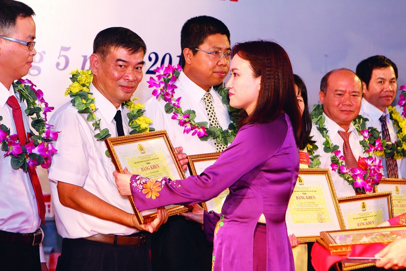 nguoi an song noi gio o vung dat dau