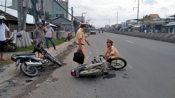 2 người đàn ông nhập viện sau va chạm giao thông