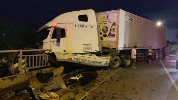 Xe container mất lái do nổ lốp, đâm gãy thành cầu