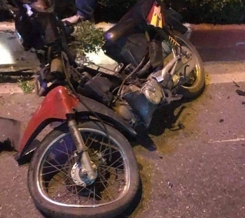 Xe máy “kẹp ba” đi ngược chiều bị ô tô đâm trúng