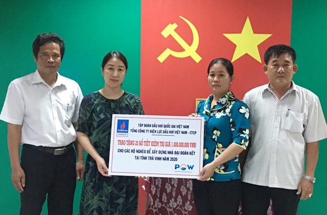 pv-power-trao-tang-65-so-tiet-kiem-cho-cac-ho-ngheo-tai-cac-tinh-vinh-long-bac-lieu-tra-vinh-hau-giang-1