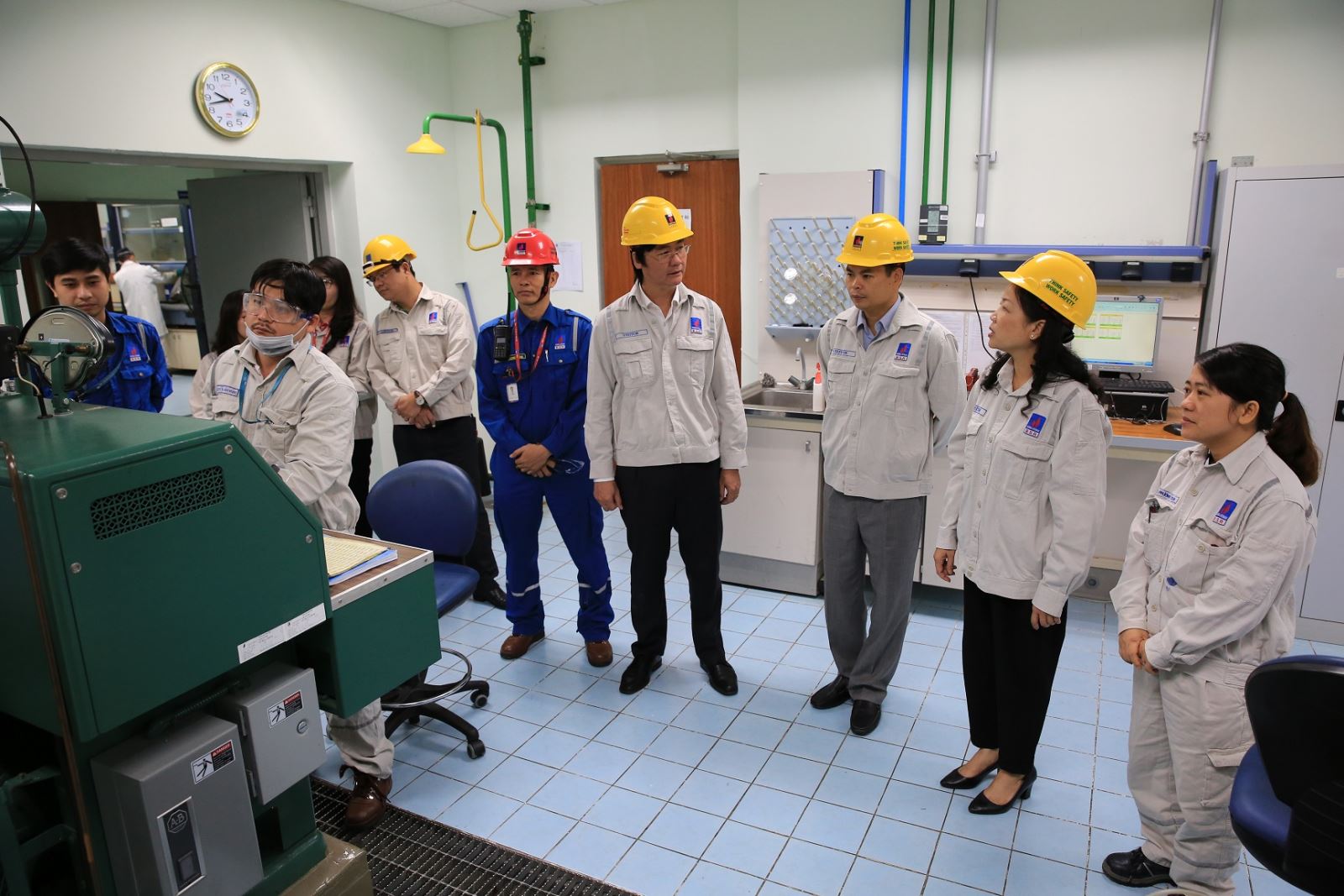 di tim ra nhung doi ban tay vang bsr