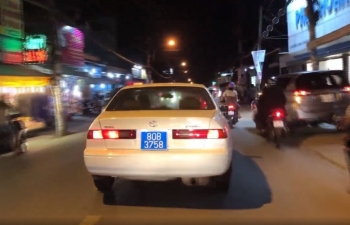 Lái xe biển xanh giả, bật còi ưu tiên bị phạt 14,7 triệu đồng