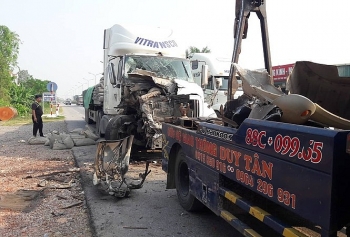 Xe đầu kéo biến dạng sau khi đâm vào đuôi ô tô tải