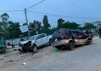 2 ô tô đấu đầu trên Quốc lộ 8A khiến hai người bị thương nặng