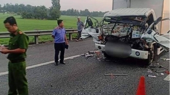 Tông vào đuôi xe tải, hai cha con tử vong