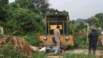 Bị tàu hỏa đâm trúng, 3 người đi xe máy may mắn thoát nạn