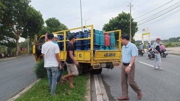 Xe chở bình gas mất lái, lao lên dải phân cách giữa đường
