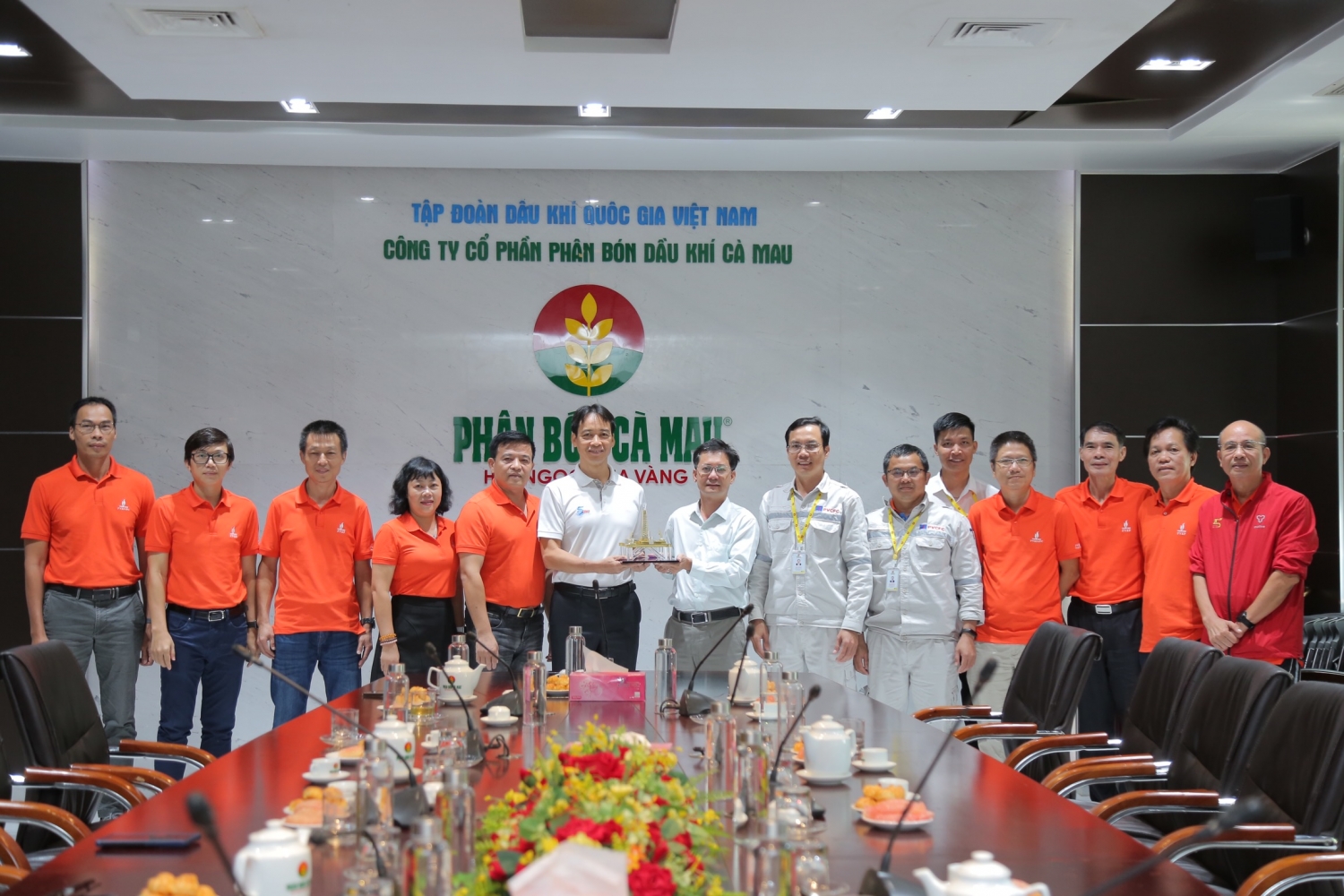 Đoàn công tác của PVEP thăm và làm việc tại Nhà máy Đạm Cà Mau