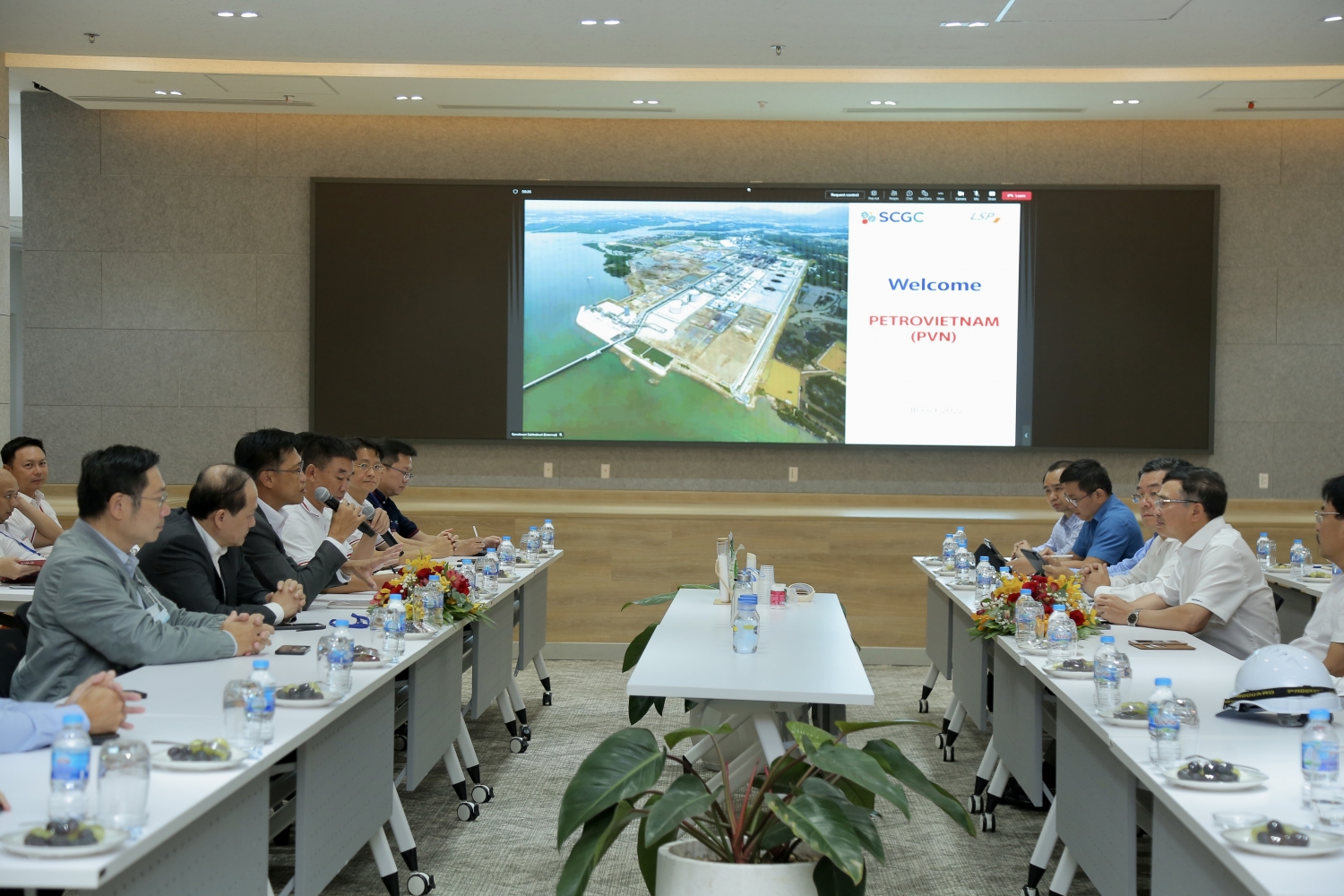 Chủ tịch HĐTV Petrovietnam Hoàng Quốc Vượng thăm và làm việc tại Tổ hợp hoá dầu Long Sơn Chủ tịch HĐTV Petrovietnam Hoàng Quốc Vượng thăm và làm việc tại Tổ hợp hoá dầu Long Sơn