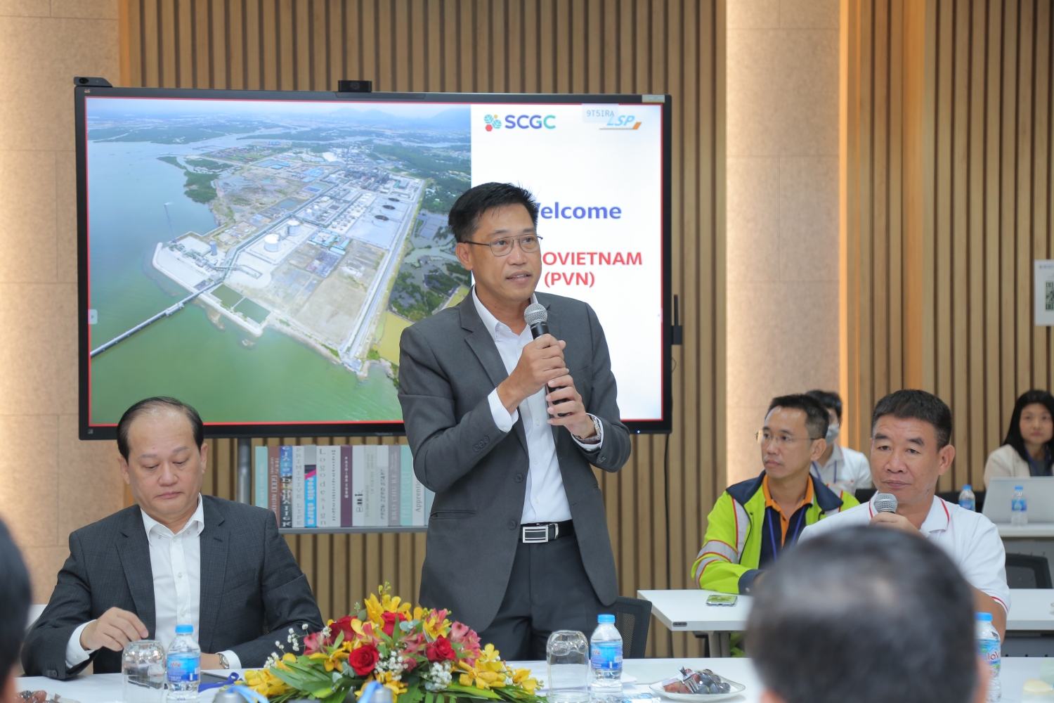 Chủ tịch HĐTV Petrovietnam Hoàng Quốc Vượng thăm và làm việc tại Tổ hợp hoá dầu Long Sơn Chủ tịch HĐTV Petrovietnam Hoàng Quốc Vượng thăm và làm việc tại Tổ hợp hoá dầu Long Sơn
