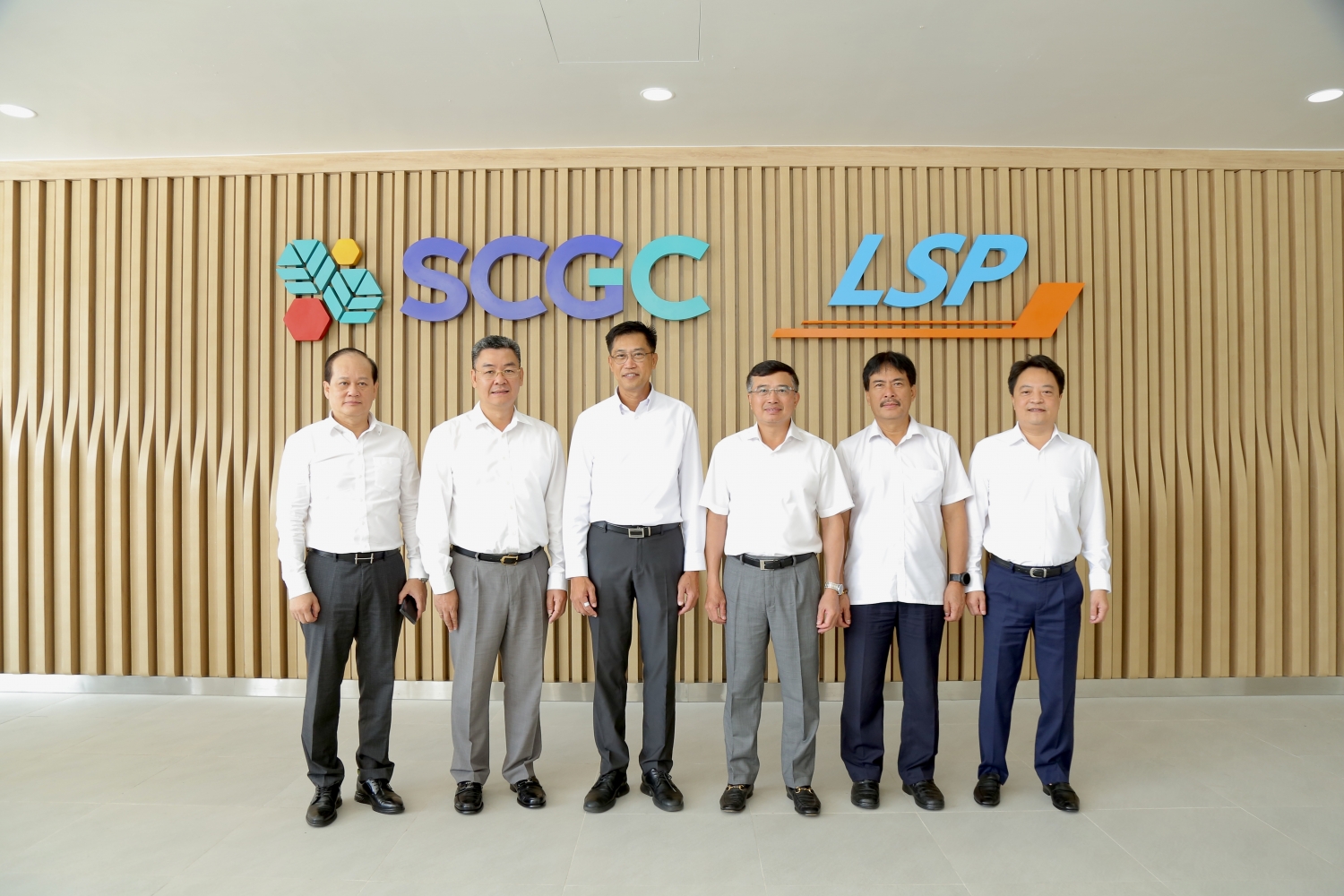 Chủ tịch HĐTV Petrovietnam Hoàng Quốc Vượng thăm và làm việc tại Tổ hợp hoá dầu Long Sơn Chủ tịch HĐTV Petrovietnam Hoàng Quốc Vượng thăm và làm việc tại Tổ hợp hoá dầu Long Sơn